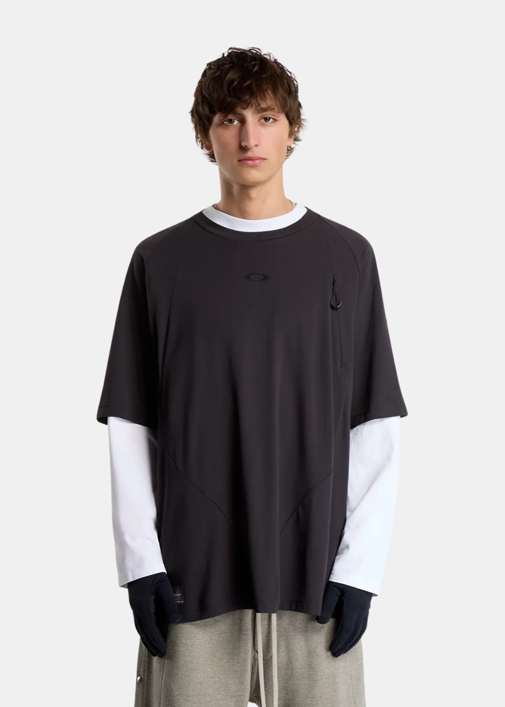 Mannequin portant le t-shirt Oakley FGL Union 6.7 noir petite attache poitrine porte de face 