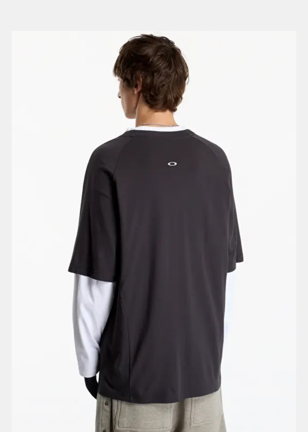 Mannequin portant le t-shirt Oakley FGL Union 6.7 noir petite attache poitrine