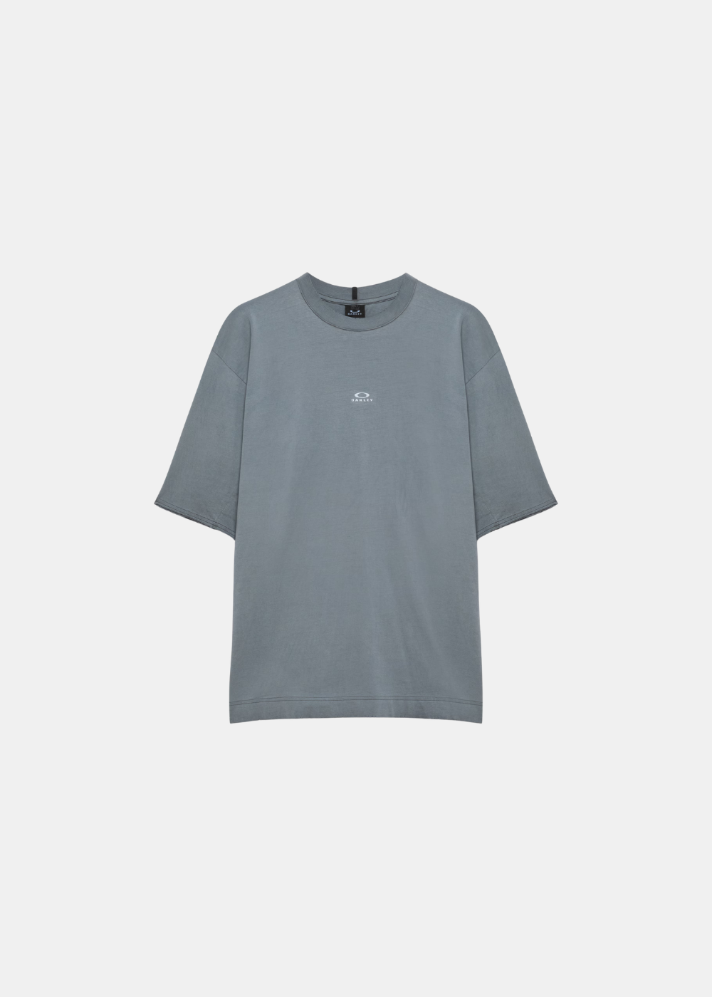 T-shirt Oakley Latitude Veil gris ciment présenté de face à plat avec logo central minimaliste.