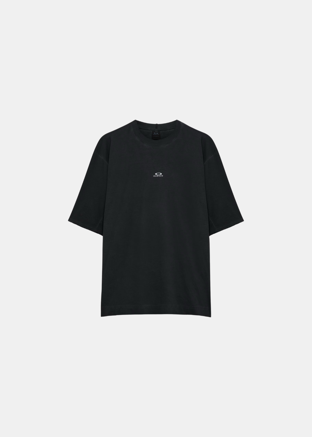 T-shirt Oakley Latitude Veil noir présenté de face à plat avec logo central gris clair.