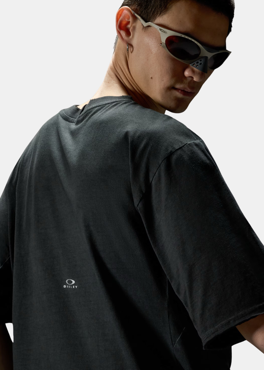 Vue de dos du t-shirt Oakley noir porté, soulignant la coupe et le logo minimaliste sur l'omoplate.