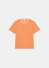 T-shirt Lacoste orange vibrant, col rond rose clair contrasté, petit crocodile bleu clair brodé sur la poitrine. Vue de face à plat sur fond blanc.