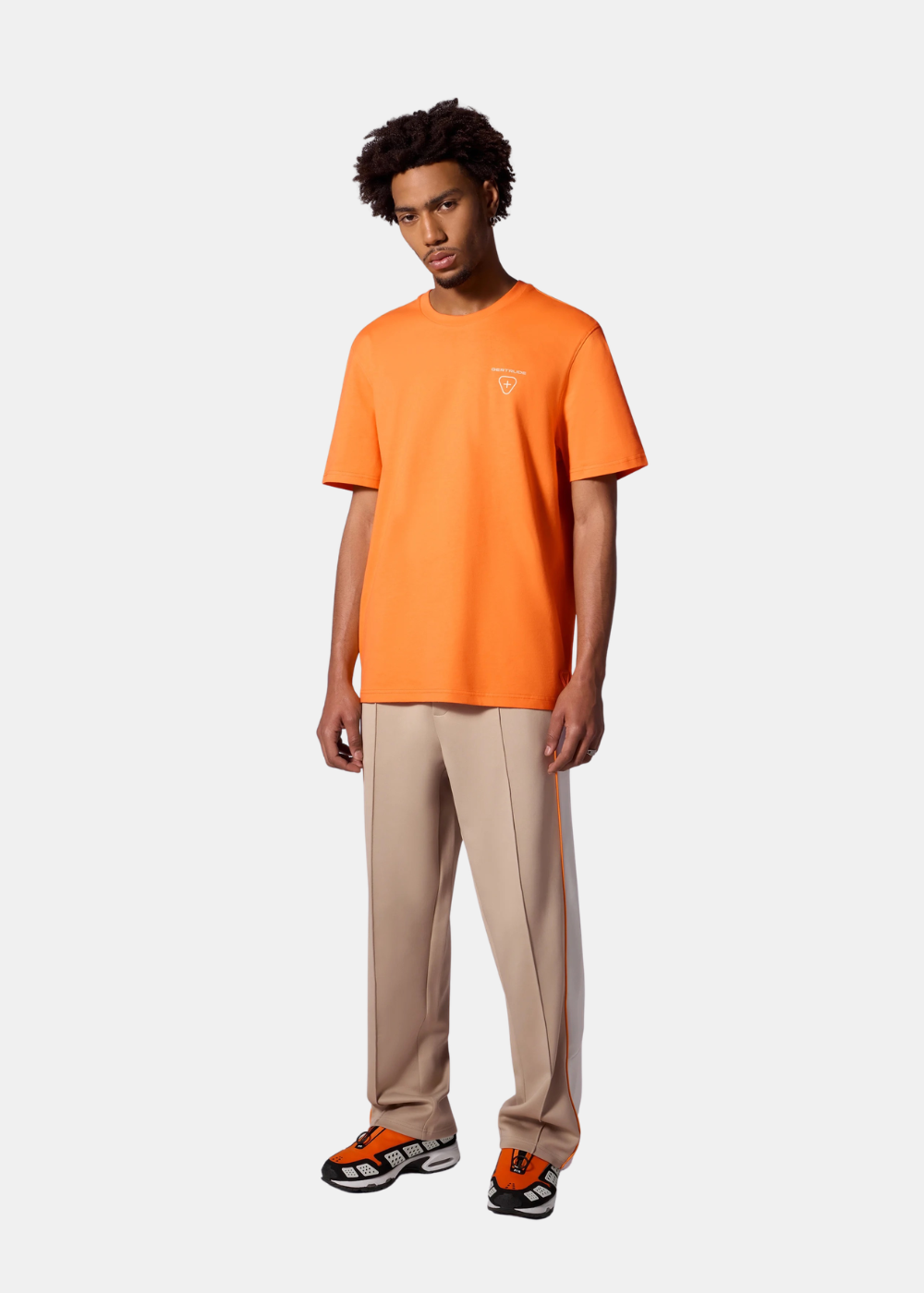 Silhouette de face avec t-shirt pour homme orange Gertrude, logo poitrine blanc et pantalon beige