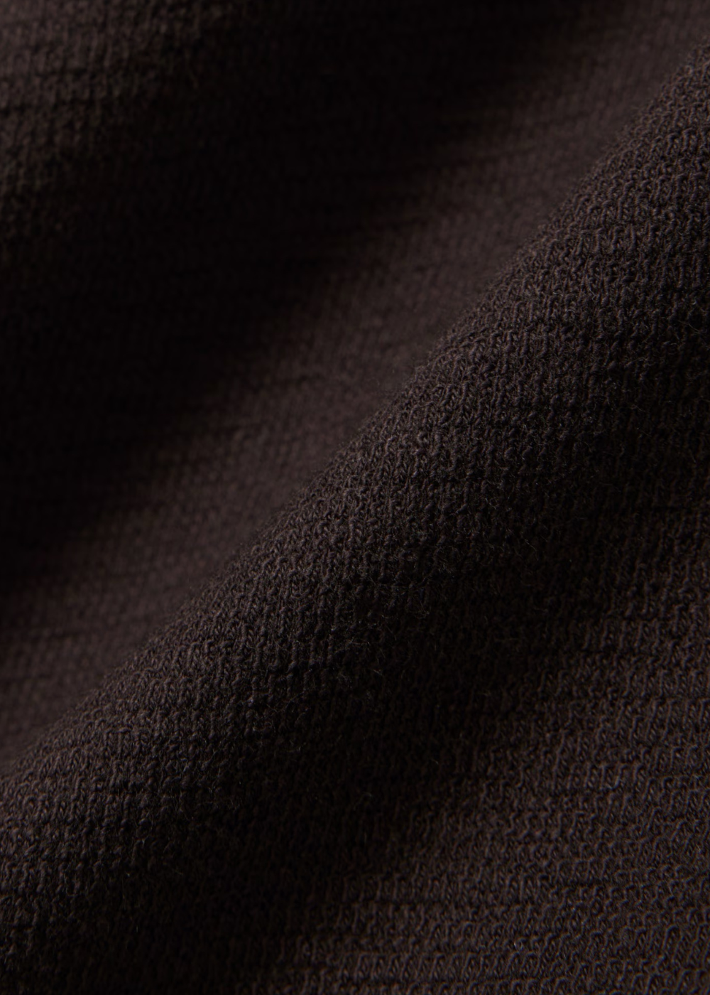 Gros plan sur le jersey texturé en crêpe de coton porto du t-shirt Lacoste.