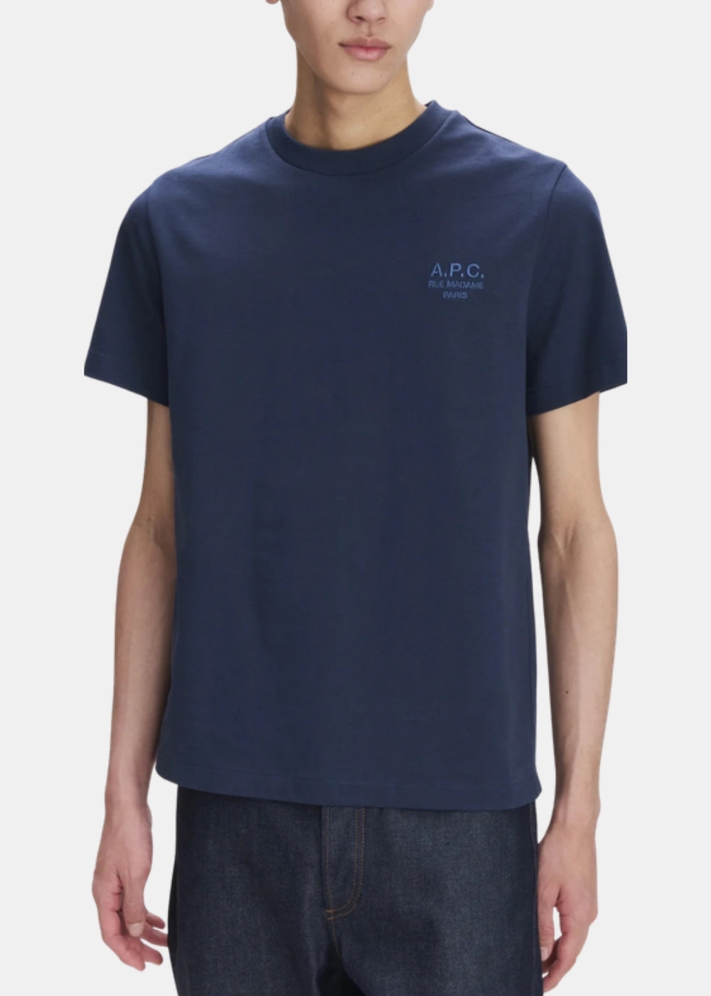 Porté de face d'un t-shirt marine A.P.C. Standard Rue Madame avec broderie bleue poitrine, associé à un jean brut.