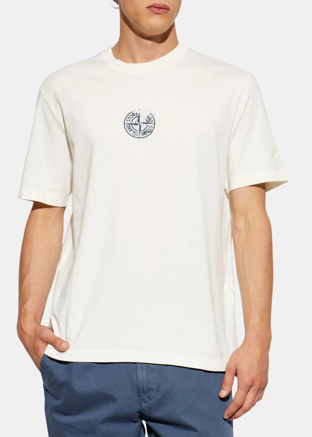 T-shirt blanc Stone Island Compass à manches courtes et col rond, porté par un mannequin de face mettant en valeur le logo boussole bleu sur la poitrine.