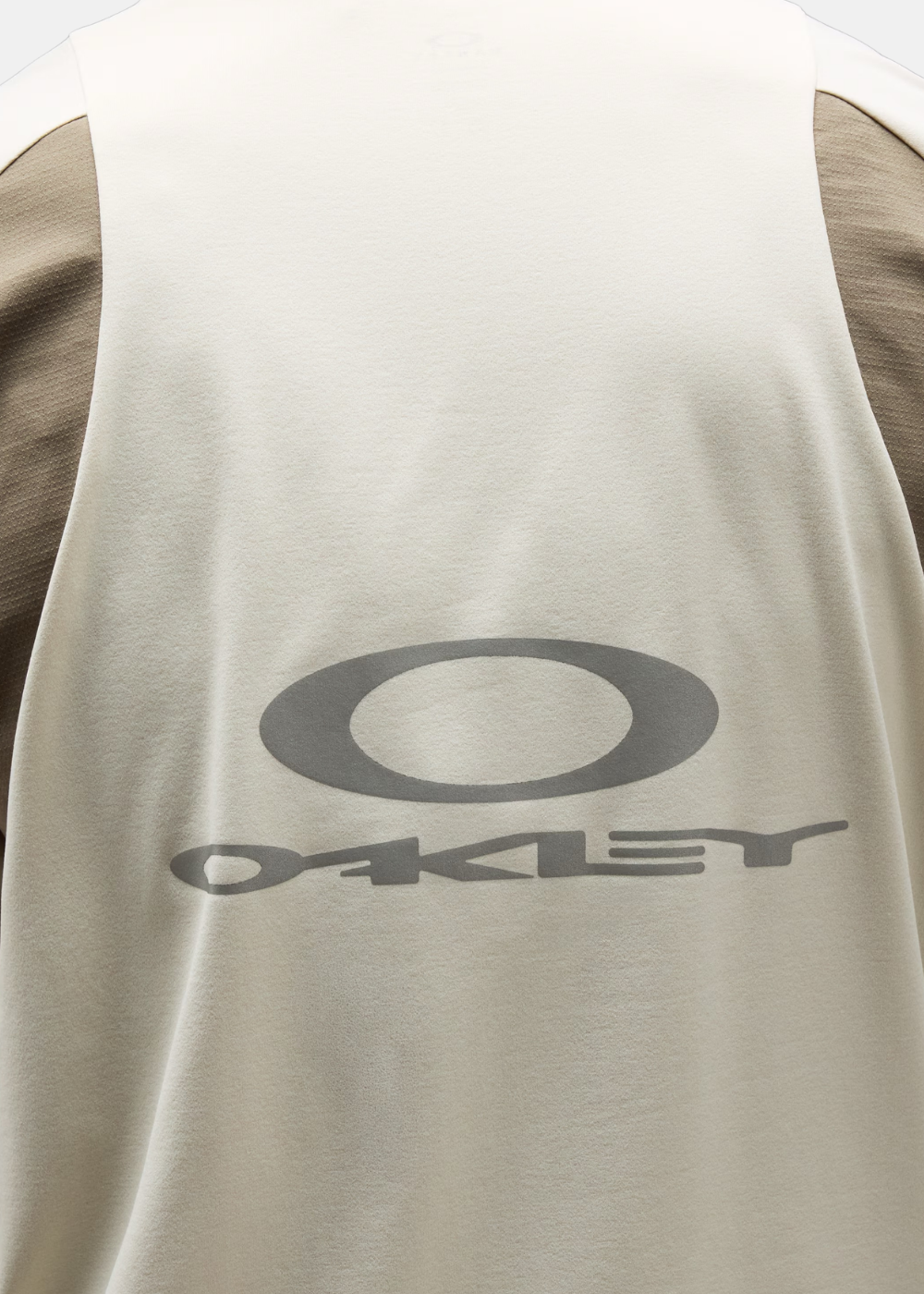 Zoom sur le grand logo Oakley imprimé au dos du t-shirt de training beige