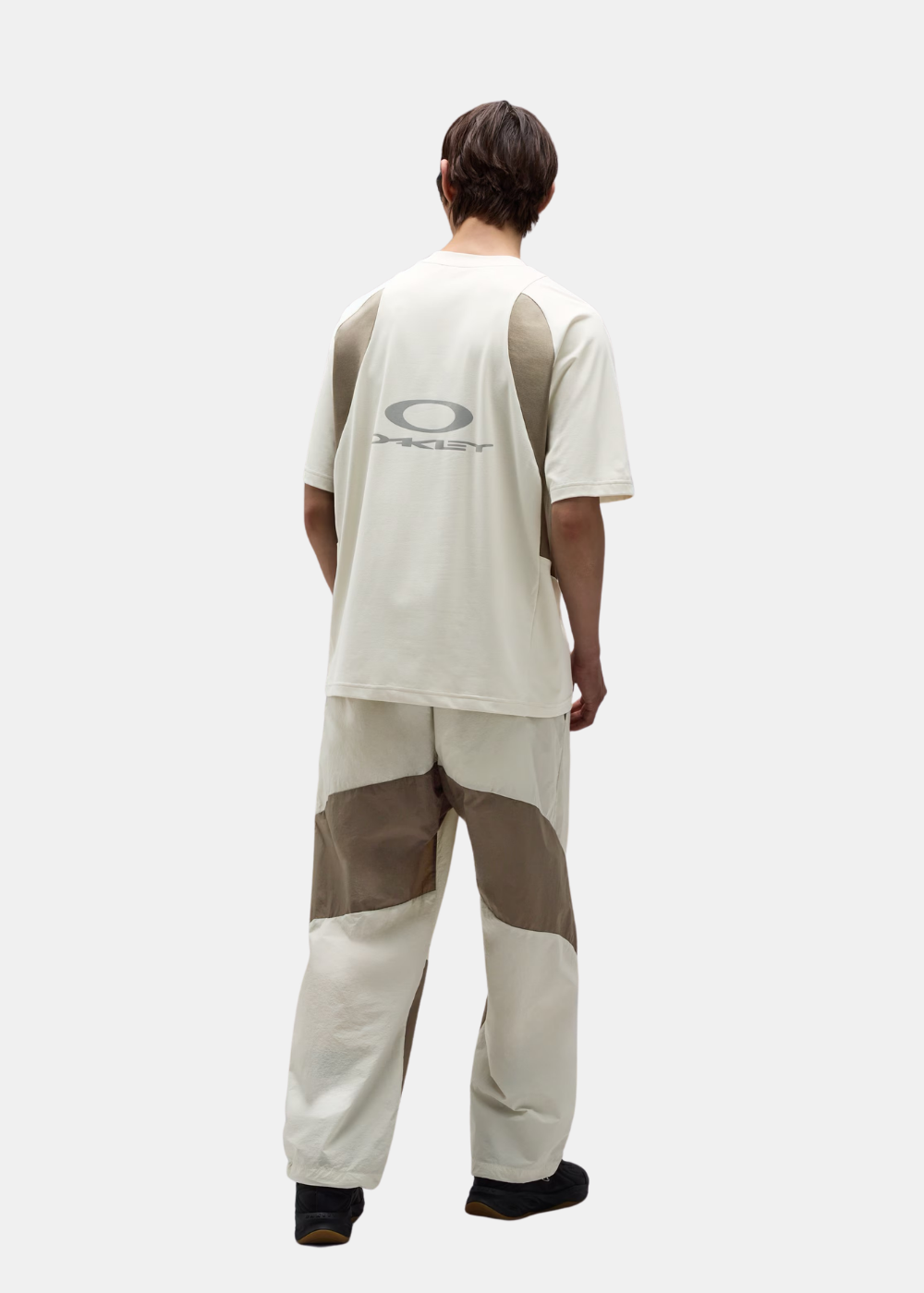 Vue de dos du mannequin portant le t-shirt Oakley beige imprimé avec pantalon assorti