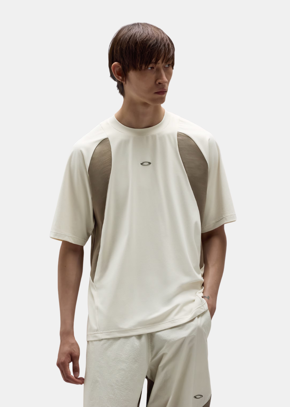 Mannequin de trois-quarts face portant le t-shirt Oakley Icon S Sync beige et marron