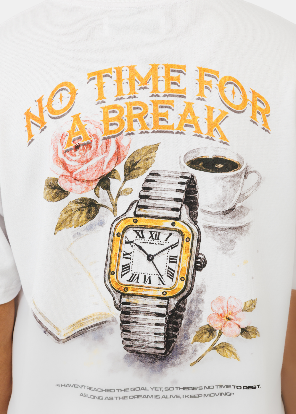 Zoom sur l'illustration du dos montrant une montre, une rose, une tasse de café et un livre