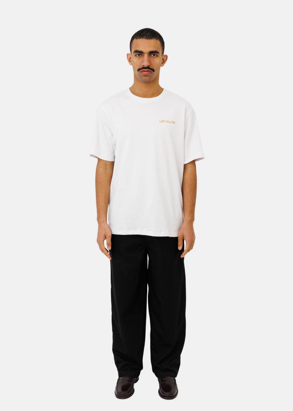 Mannequin en t-shirt blanc Last Call For, pantalon noir et mocassins