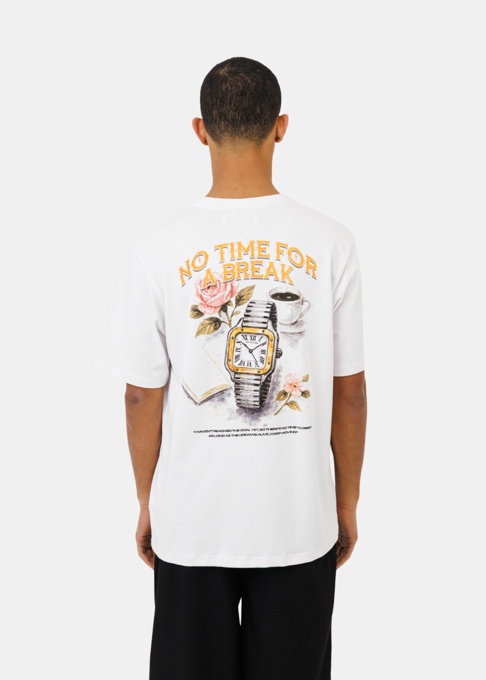 Mannequin de dos portant le t-shirt blanc au grand motif vintage de montre et de café