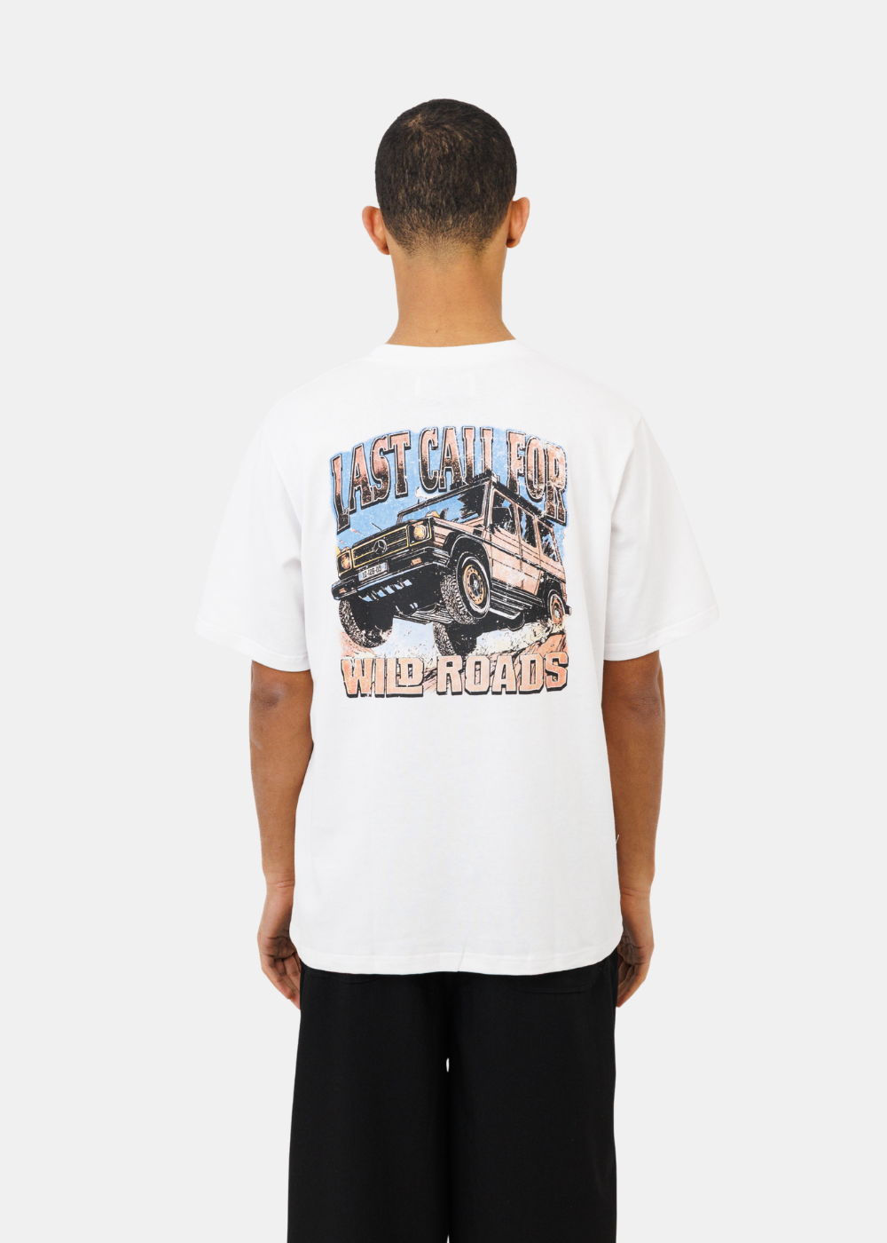 Mannequin de dos portant le t-shirt blanc avec grand imprimé graphique Last Call For Wild Roads