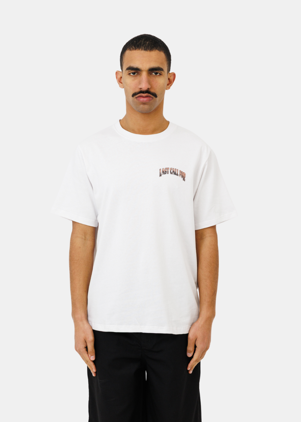 T-shirt blanc en coton épais avec petit logo Last Call For imprimé sur la poitrine, porté de face