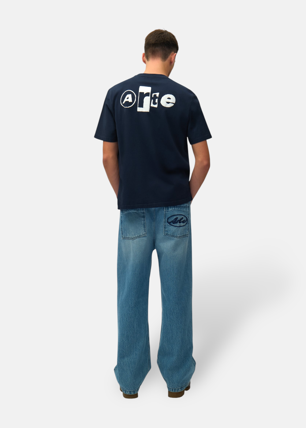 cette photo montre une tenue complete ave le  tshirt bleu marine arte collage vue de dos sur un mannequin