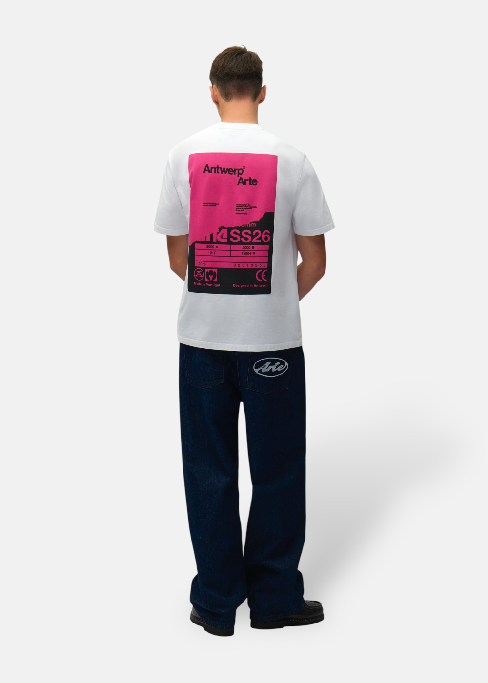 tenue complete avec le tshirt blanc arte back poster vue de dos sur un mannequin portant un jean Arte bleu marine
