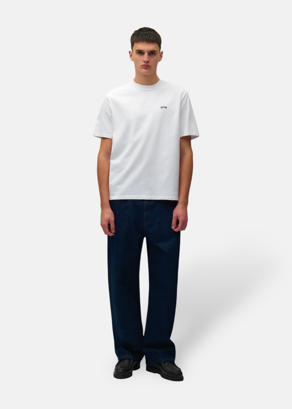 cette photo montre une tenue complete avec le tshirt blanc arte back poster vue de face sur un mannequin
