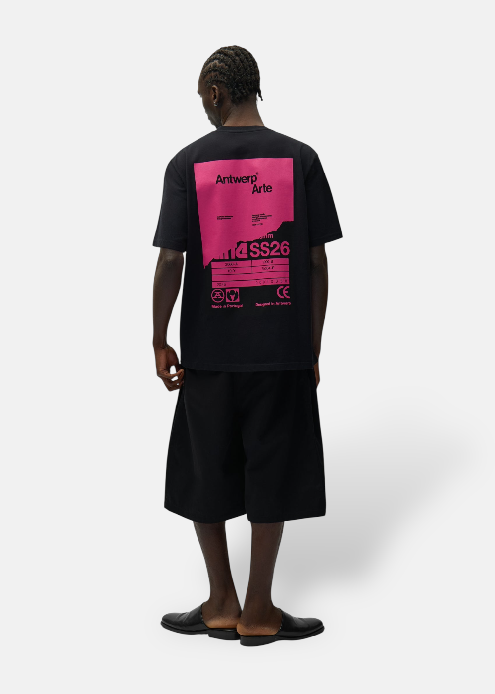 tenue complete avec le tshirt noir arte back poster vue de dos sur un mannequin portant un short Arte