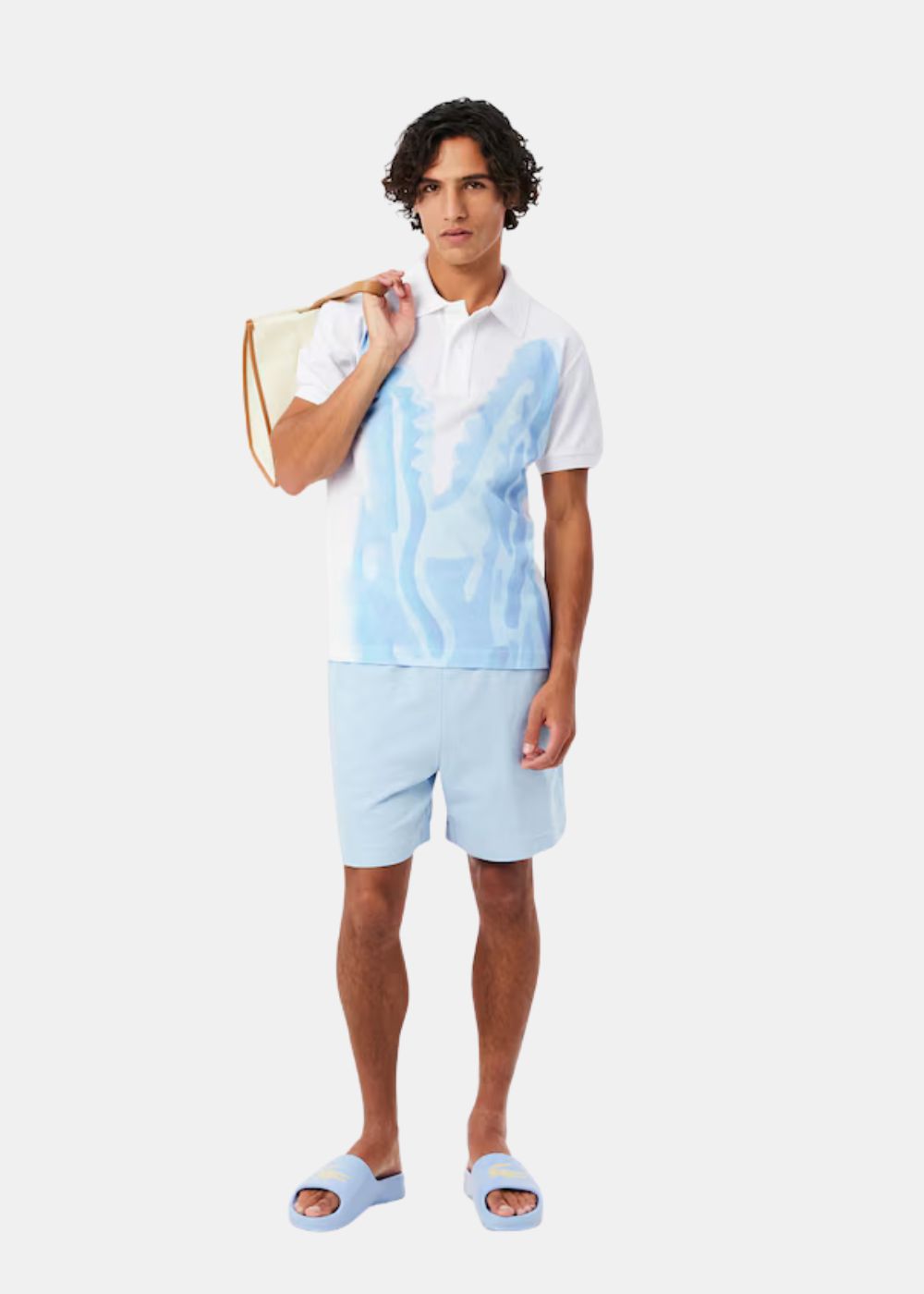mannequin de face en total look avec le short et le Polo Lacoste imprimé crocodile XL bleu