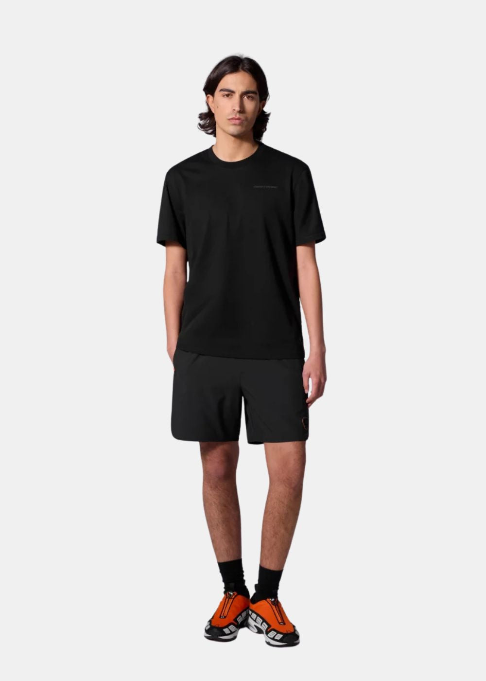  t-shirt gertrude leonce geometry noir sur un mannequin debout de face avec un short noir gertrude.