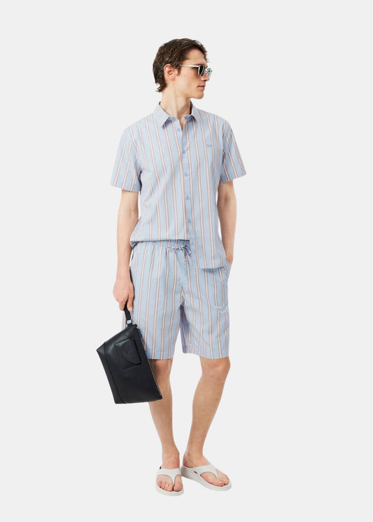 total look Lacoste porté par un mannequin avec le short et la Chemise a rayure bleu