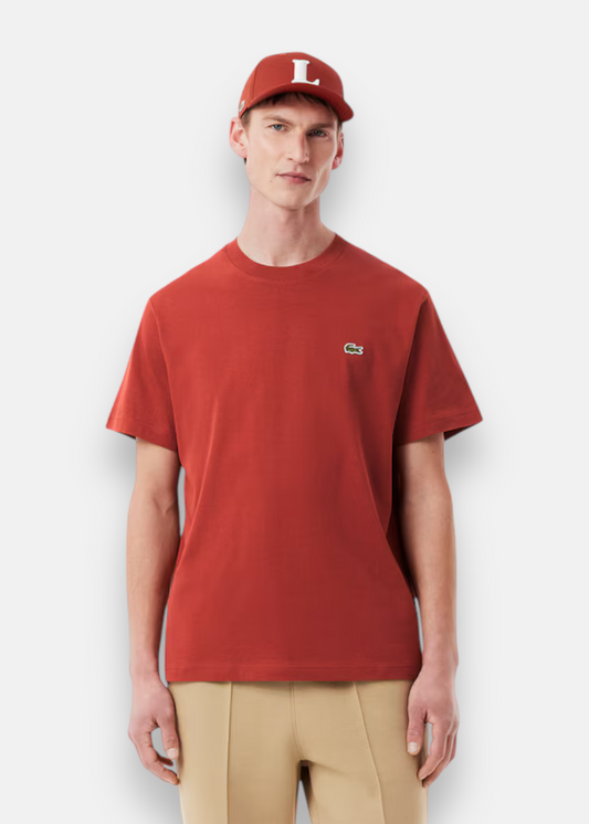 tshirt Lacoste iconique rouge cuivré sur un mannequin de face