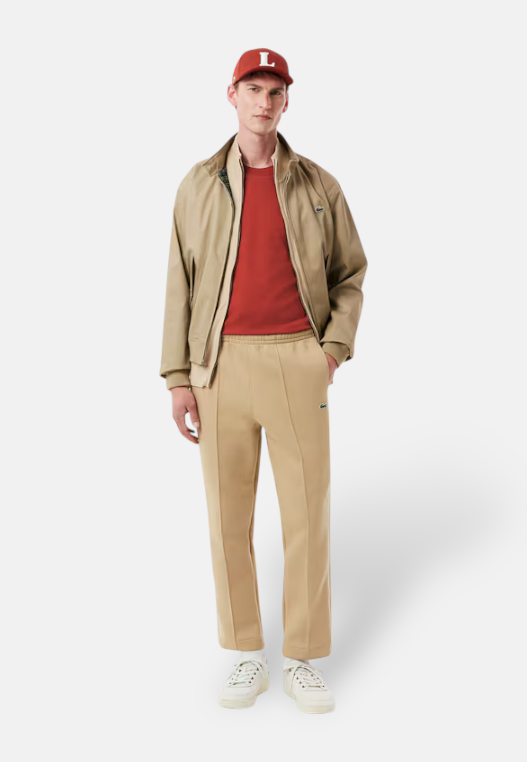 Look total avec le tshirt Lacoste iconique rouge cuivré sur un mannequin 
