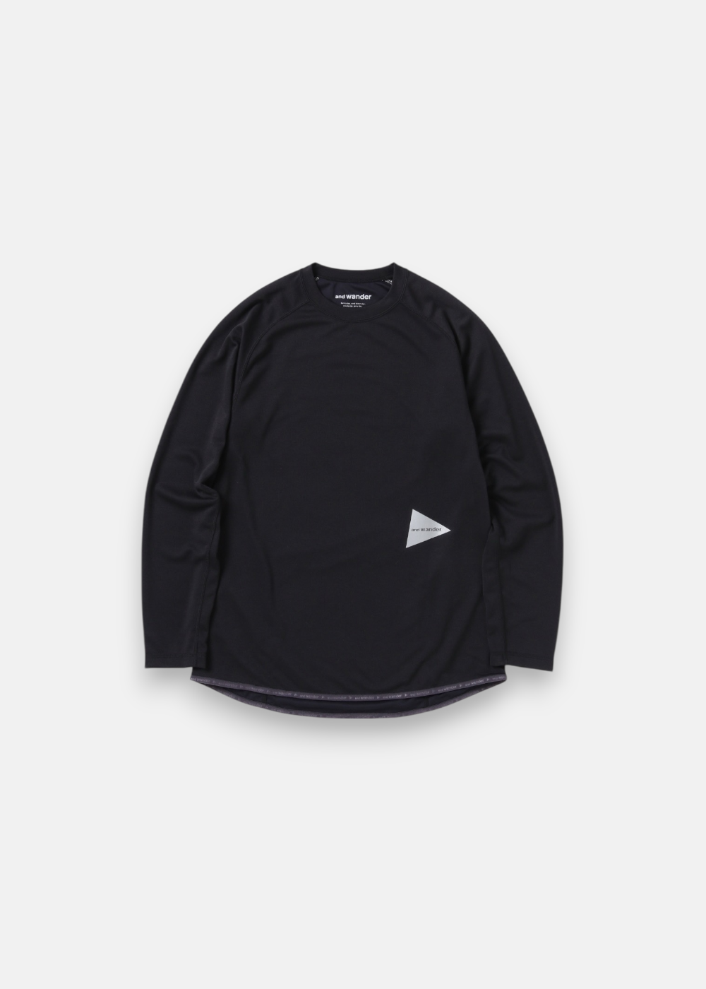 T-shirt manches longues And Wander Dry Jersey Raglan LS noir, 100% polyester, séchage rapide, logo réfléchissant sur la poitrine.