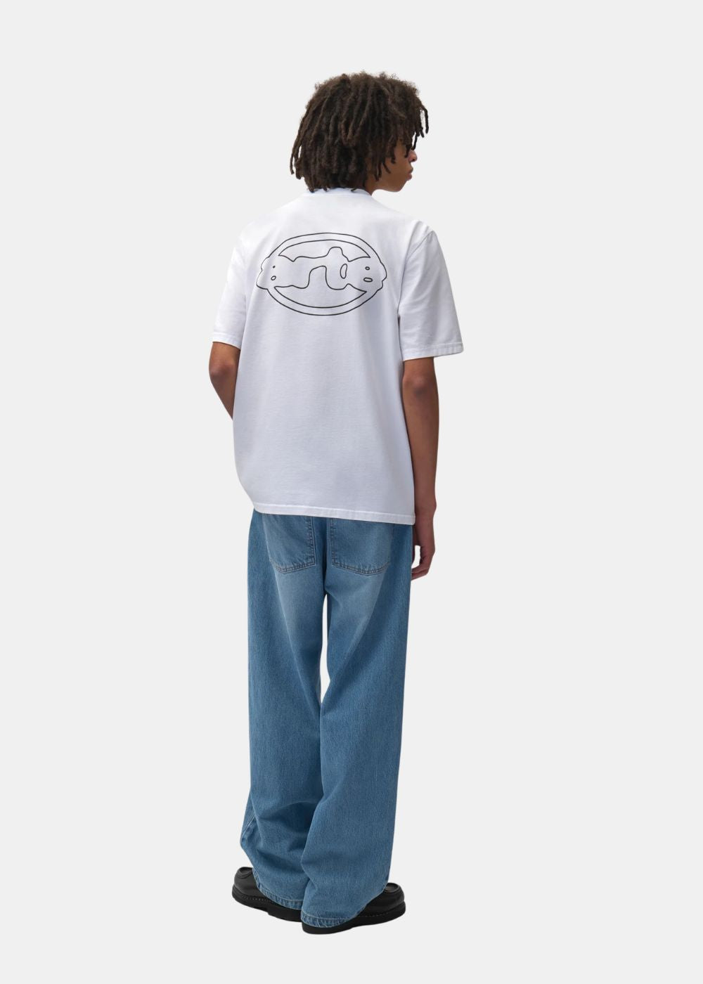 Vue d'ensemble de dos montrant la coupe décontractée du t-shirt blanc Arte Antwerp porté avec un jean.