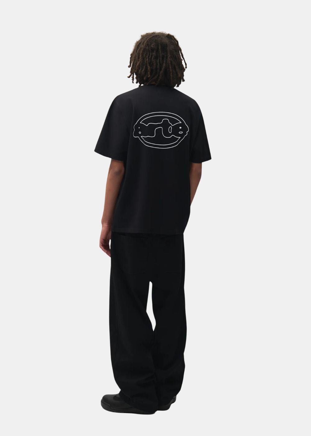 Vue d'ensemble de dos montrant la coupe décontractée du t-shirt noir Arte Antwerp porté.