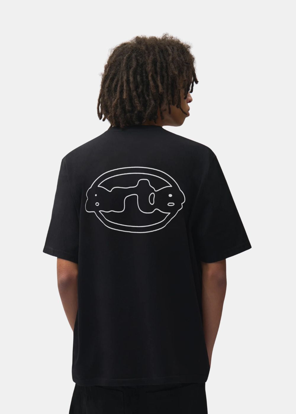 Zoom porté sur le dos du t-shirt noir Arte Antwerp montrant l'imprimé graphique blanc.