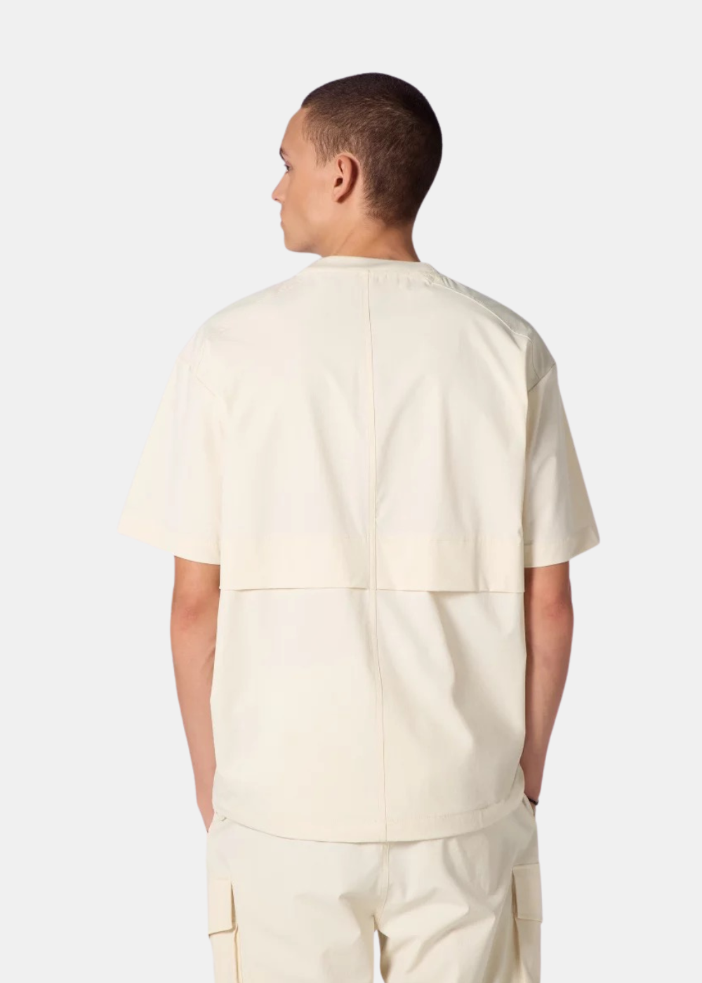 T-shirt Homme Gertrude Lothar technique beige présentant une découpe horizontale et couture centrale au dos.