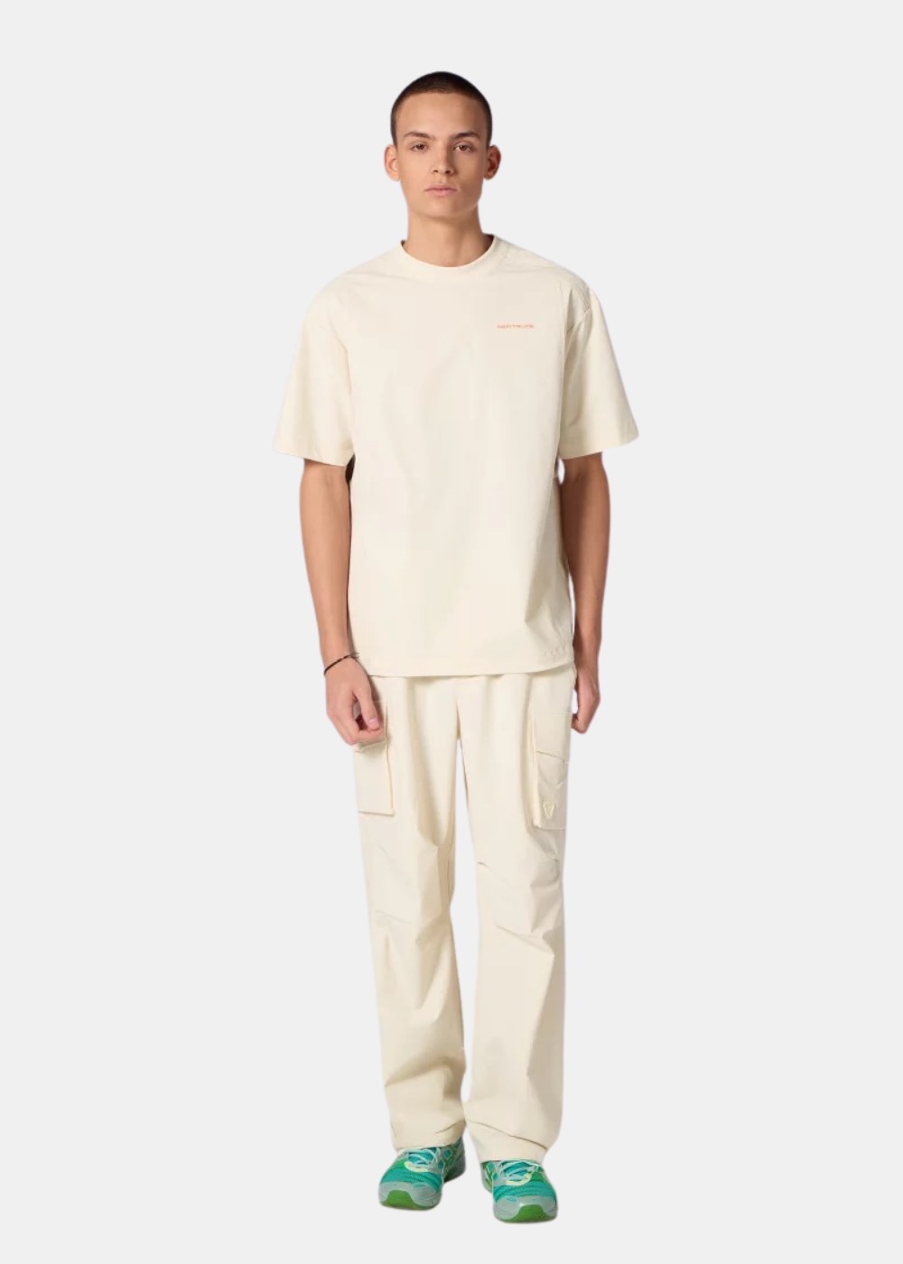 Homme portant le t-shirt technique Lothar beige de Gertrude, coupe ajustée, vue de face.