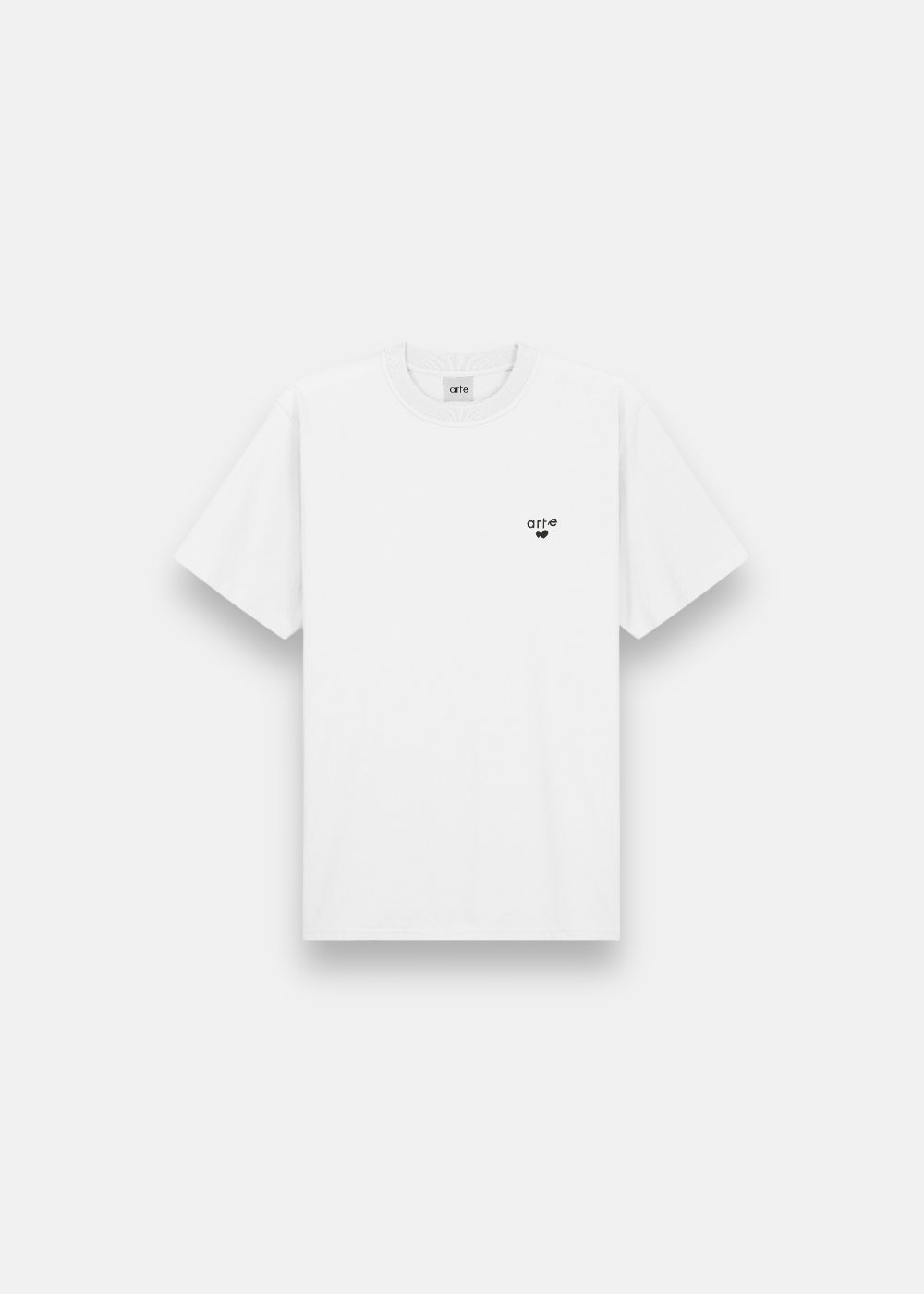 T-shirt blanc Arte Antwerp avec petite broderie noir logo arte et cœur sur la poitrine coté gauche, vue de face.