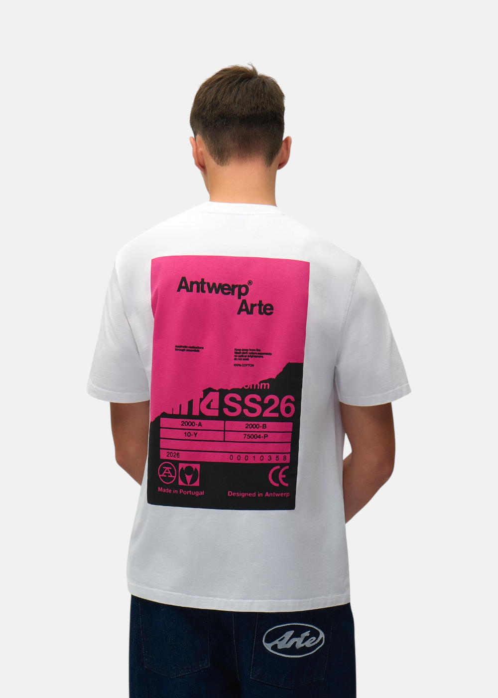 zoom sur le tshirt blanc arte back poster vue de dos sur un mannequin