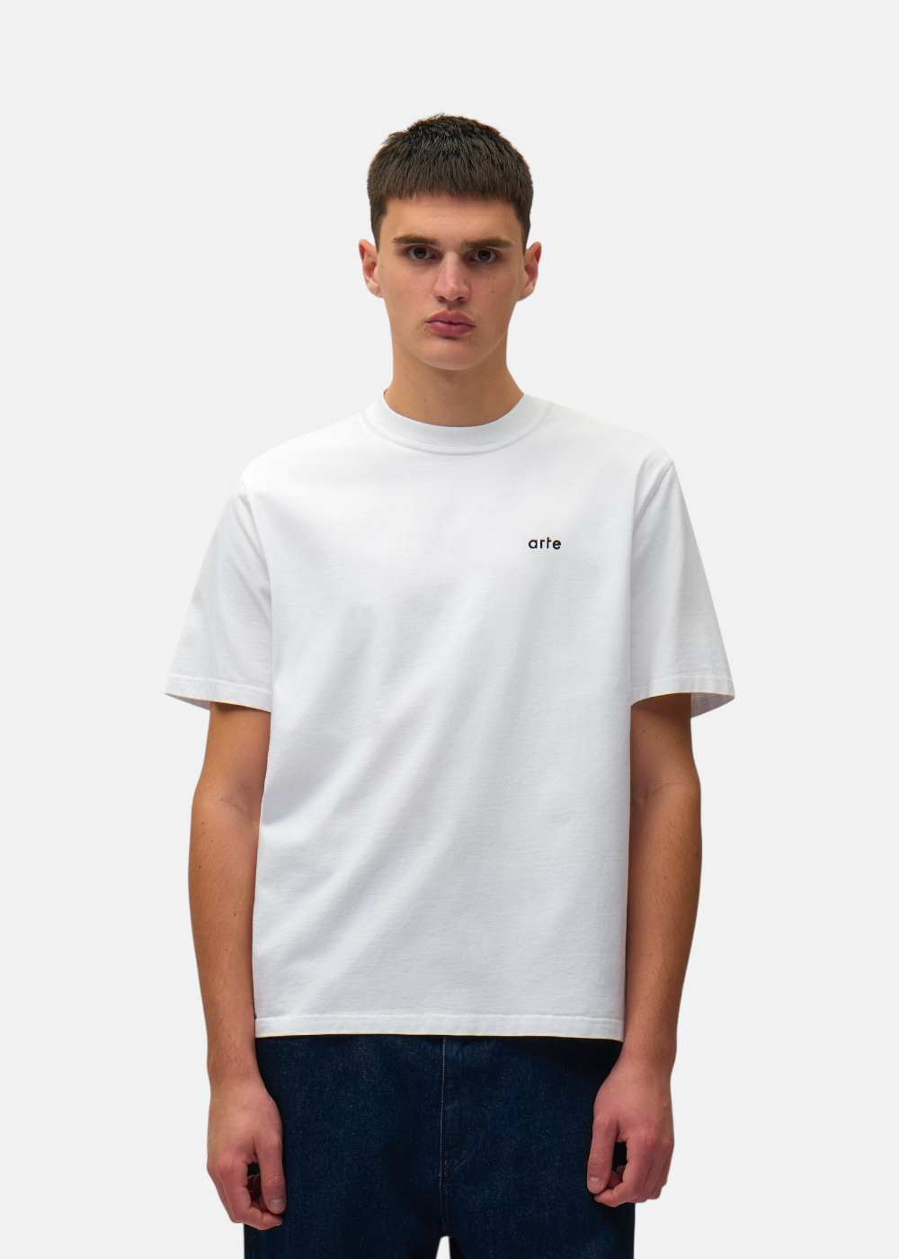 zoom sur le shirt blanc arte back poster vue de face sur un mannequin