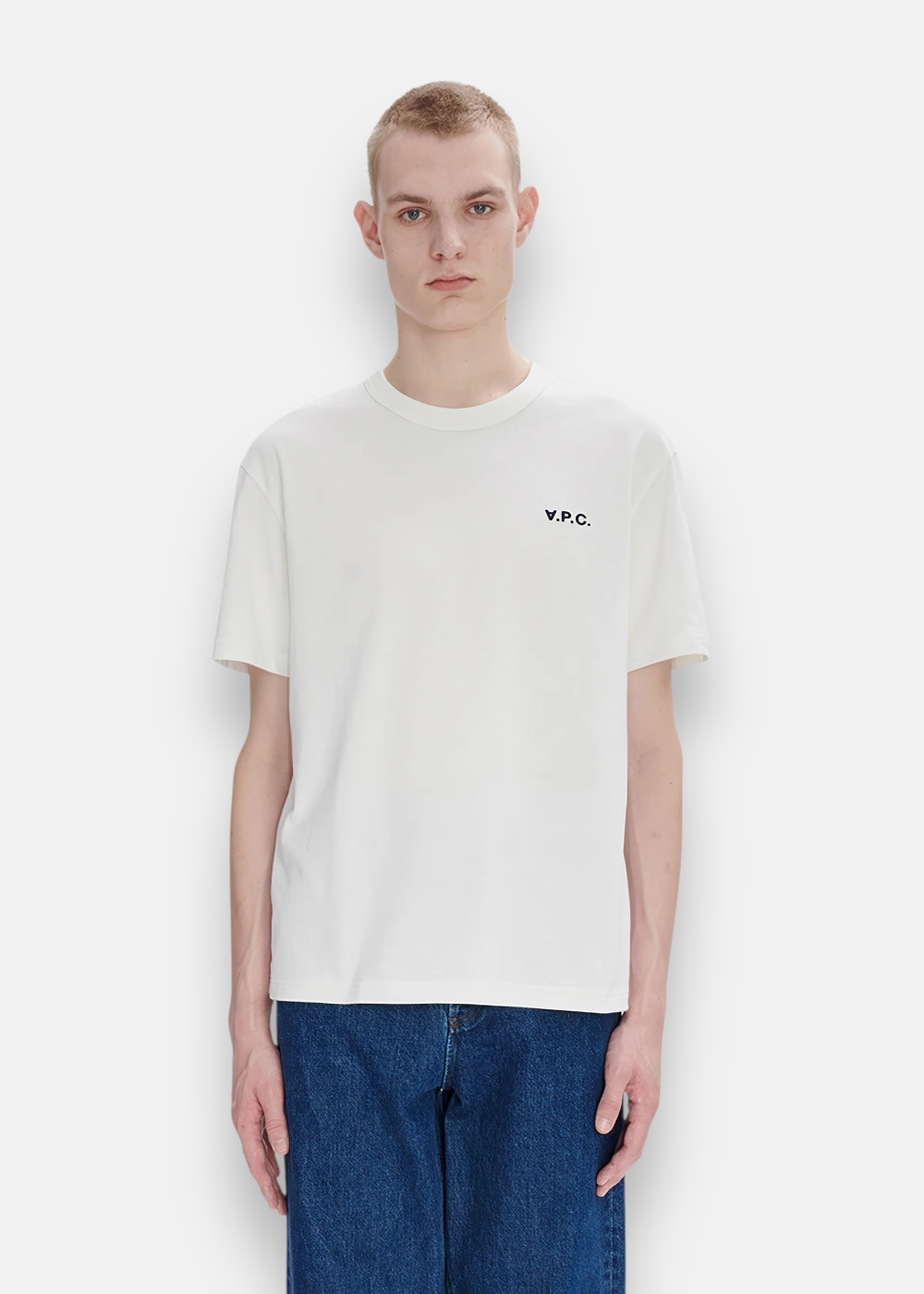 T-shirt blanc A.P.C. porté de face montrant la coupe boxy moderne, courte et ample.