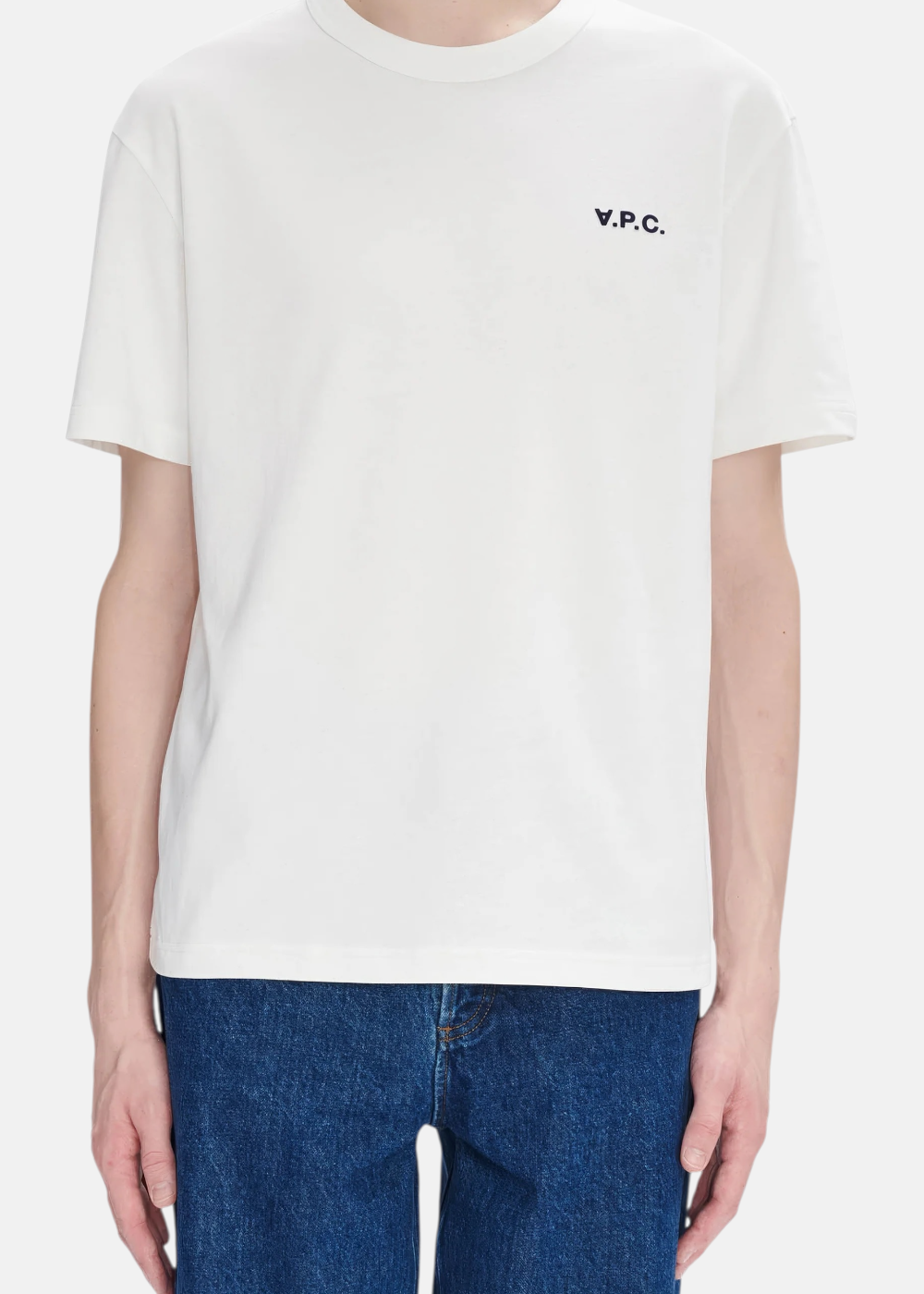 Gros plan sur le logo V.P.C. bleu marine floqué avec un fini toucher velours sur coton blanc.