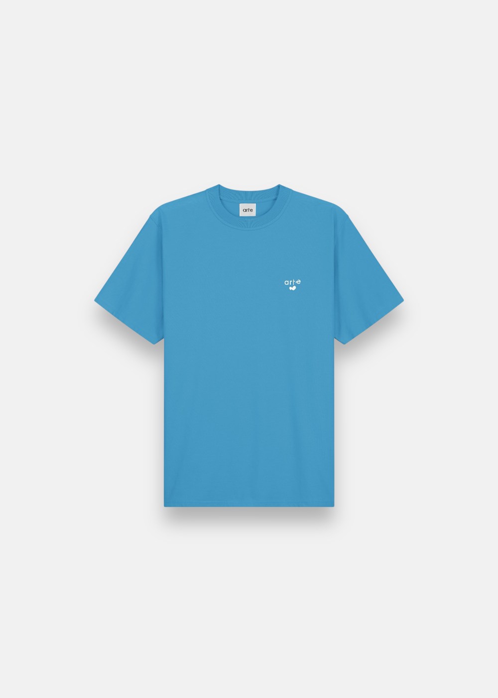 T-shirt bleu Arte Antwerp avec petite broderie blanche logo arte et cœur sur la poitrine, vue de face.