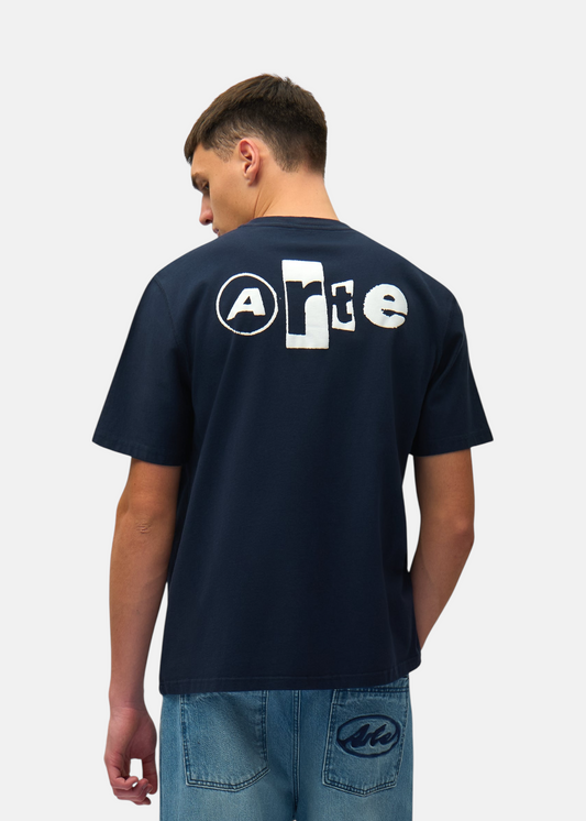 cette photo montre le tshirt bleu marine arte collage vue de dos sur un mannequin