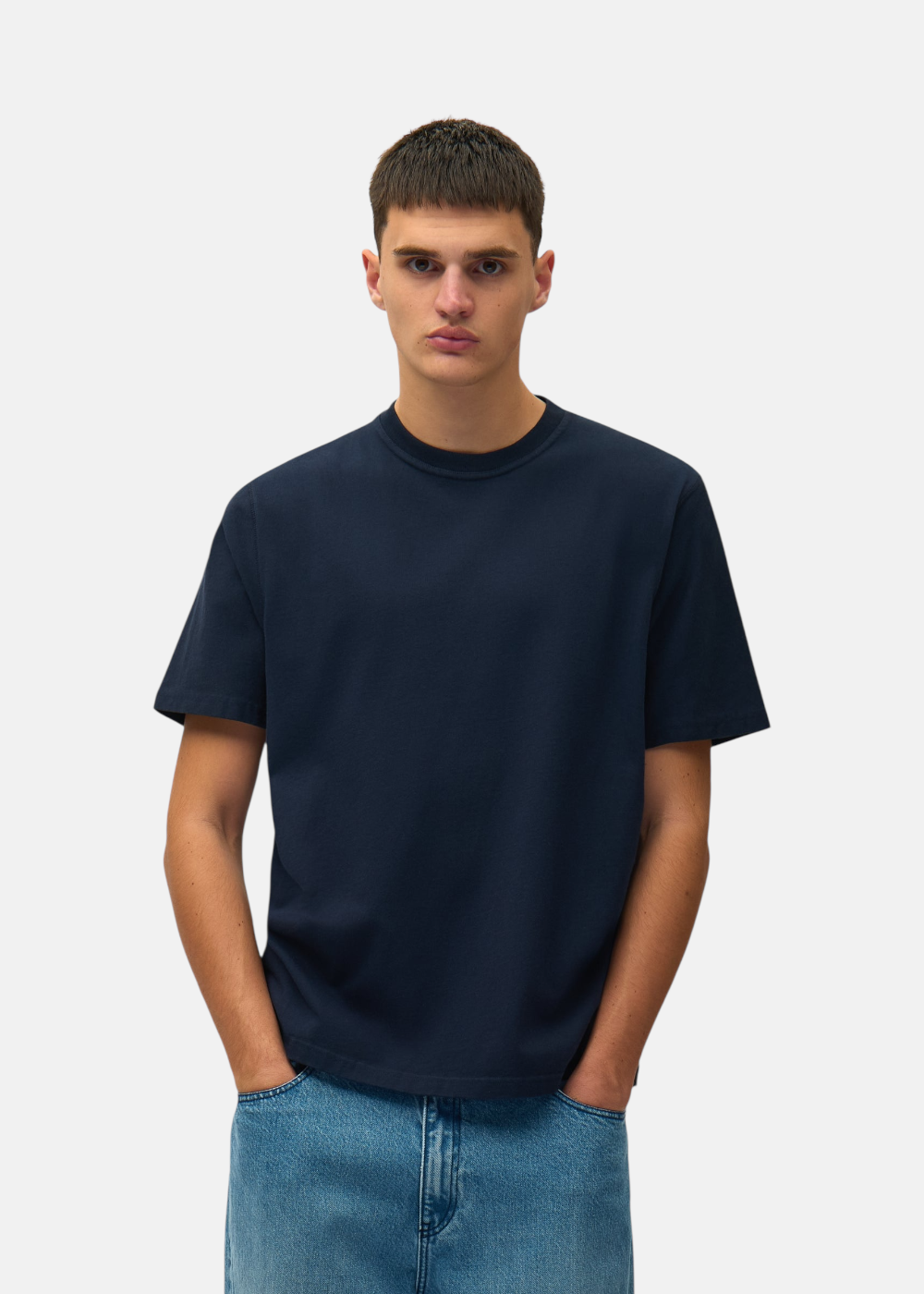 cette photo montre tshirt bleu marine arte collage vue de face sur un mannequin