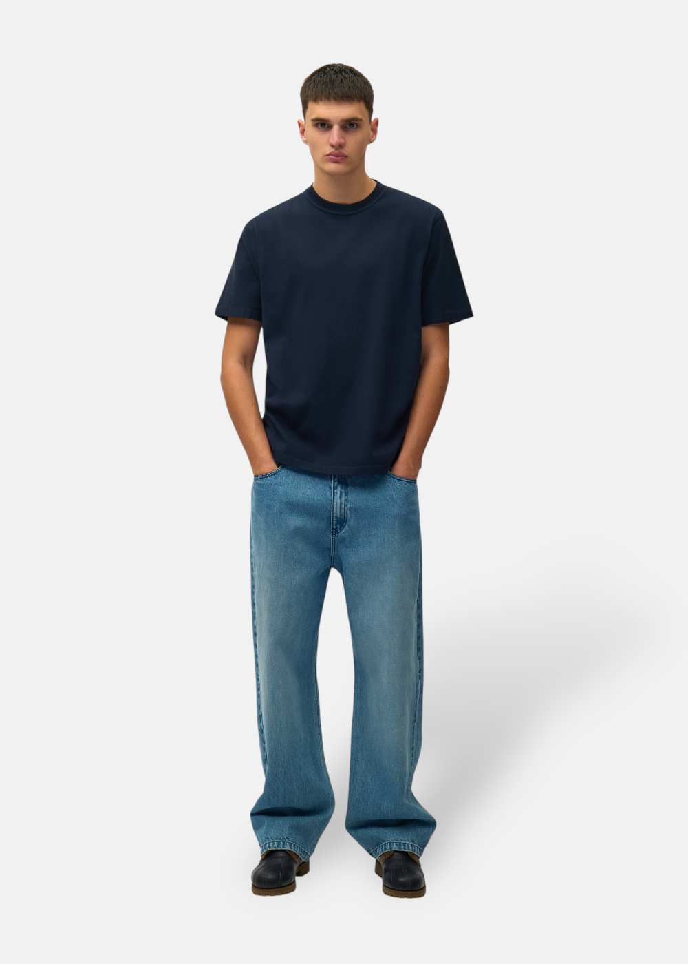 cette photo montre tenue complete avec le tshirt bleu marine arte collage vue de face  sur un mannequin portant un jeans arte bleu clair