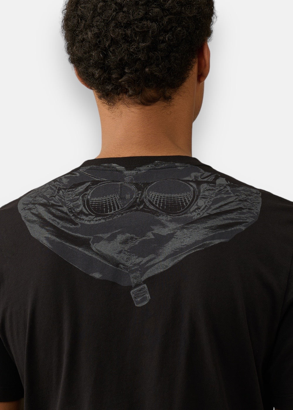 Gros plan sur le grand motif Goggle Hood imprimé sur le dos du T-shirt C.P. Company noir.
