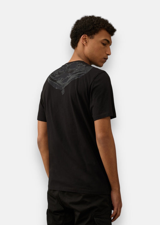 Homme portant le T-shirt C.P. Company noir, vue de profil montrant le motif Goggle Hood dans le dos.