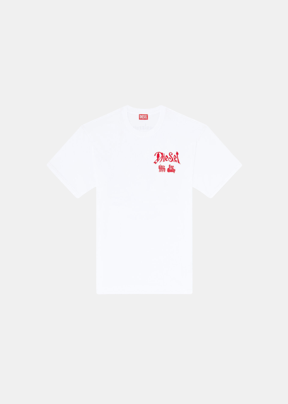 Packshot de face sur fond gris du t-shirt Diesel blanc à manches courtes, mettant en valeur l'étiquette de col rouge signature et le logo Diesel brodé en rouge de style gothique sur la poitrine gauche avec l'inscription « since 1978 fine quality