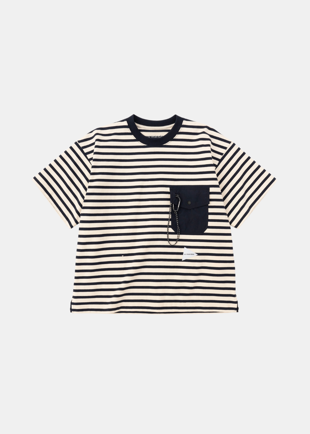 T-shirt rayé bleu marine et blanc And Wander avec poche poitrine technique foncée munie d'un mousqueton, de face.