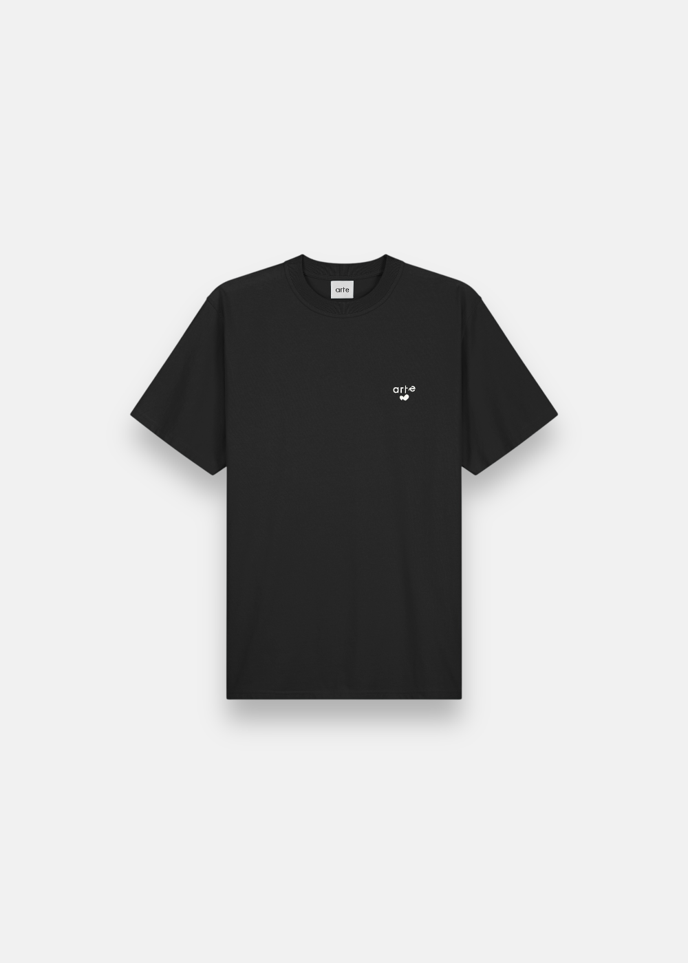 T-shirt noir Arte Antwerp avec petite broderie blanche logo arte et cœur sur la poitrine, vue de face.
