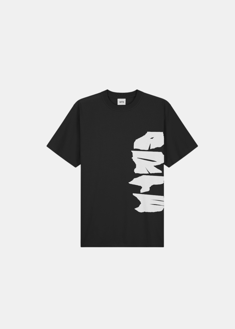 T-shirt noir Arte Antwerp avec grand logo graphique blanc sérigraphié sur le côté gauche, coupe structurée, vue de face.