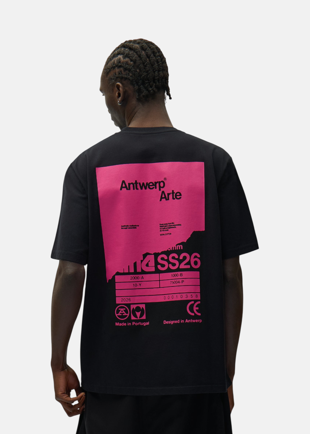 cette photo monter un mannequin de face portant-le tshirt noir arte back poster vue de dos sur fond blanc