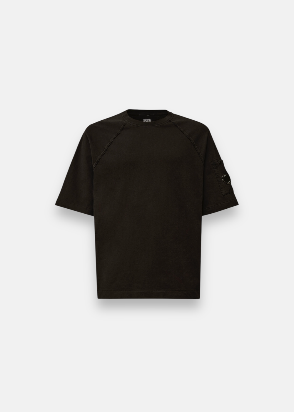 T-shirt noir C.P. Company coupe boxy avec col rond et poche sur la manche gauche sur fond blanc.